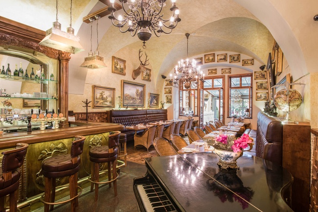 Interiér baru a restaurace, Deer Praha