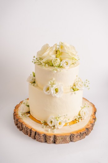 svetly-svatebni-dort-praha